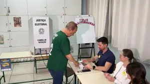 Governador Jorginho Mello vota em Herval d’Oeste na manhã deste domingo