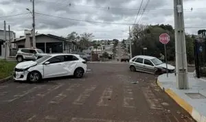 Motorista provoca acidente, abandona carro e foge sem prestar socorro em Campos Novos