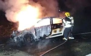 Carro é destruído por incêndio e motorista sofre queimaduras na SC-453
