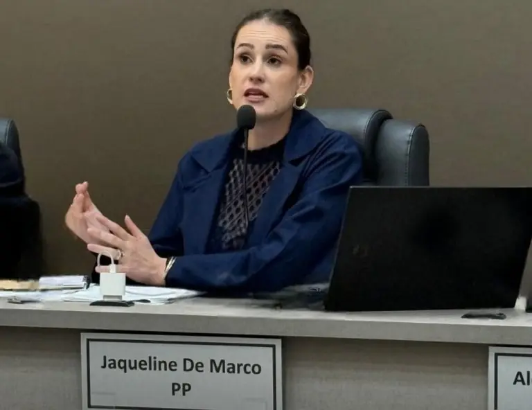 Vereadora Jaqueline De Marco sugere EPIS para agentes de saúde e melhorias em escadaria