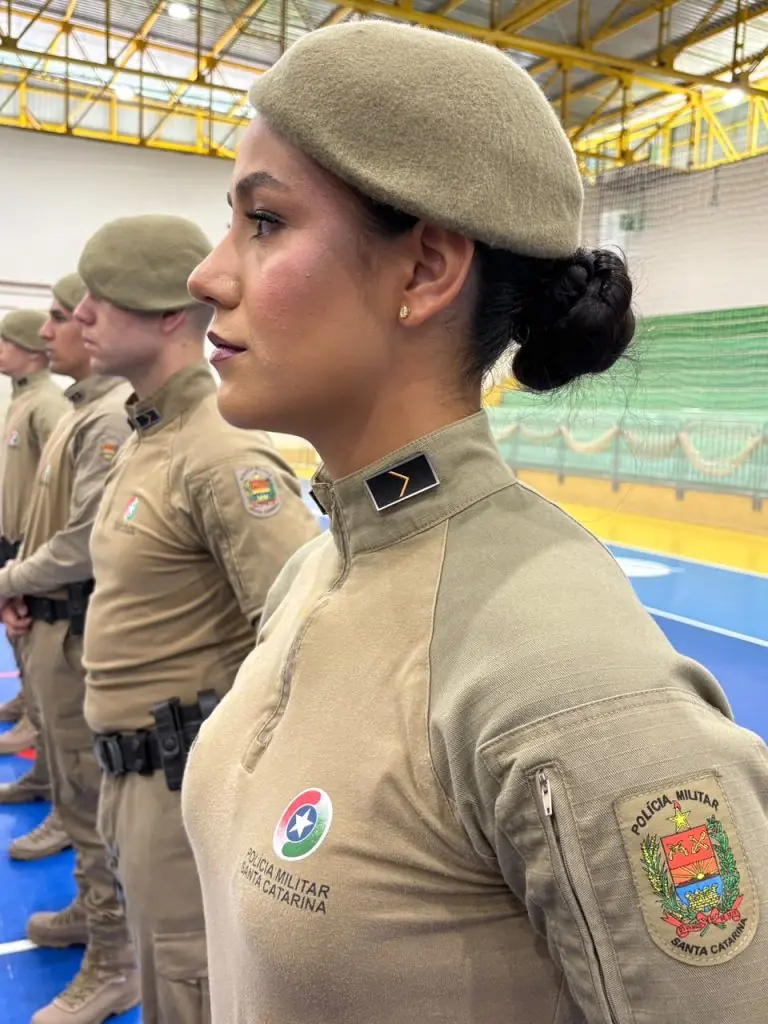 Soldada temporária em posição de sentido durante a formatura do 26º BPM, em Herval d’Oeste