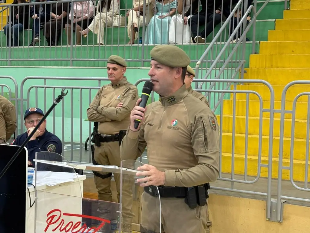 Policial militar discursa durante a solenidade de formatura dos soldados temporários no 26º BPM