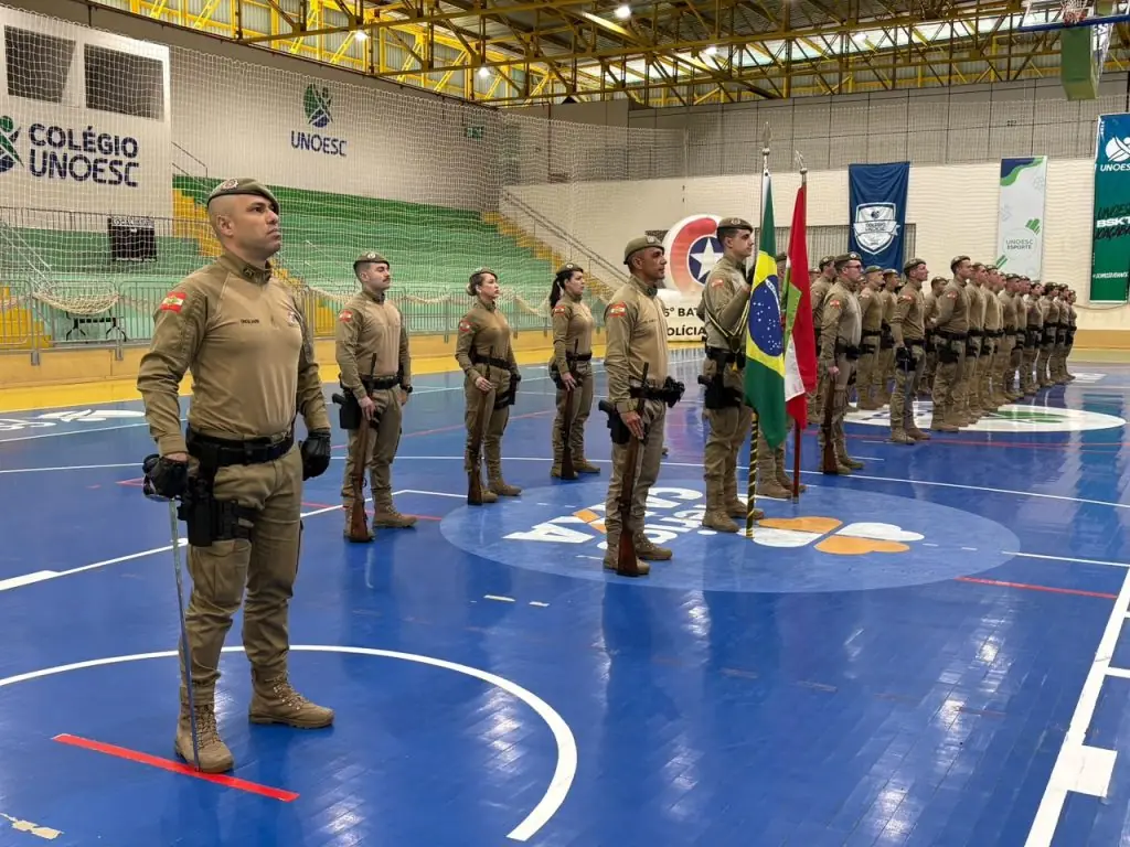 Soldados temporários perfilados na quadra durante a formatura do 26º BPM, em Herval d’Oeste