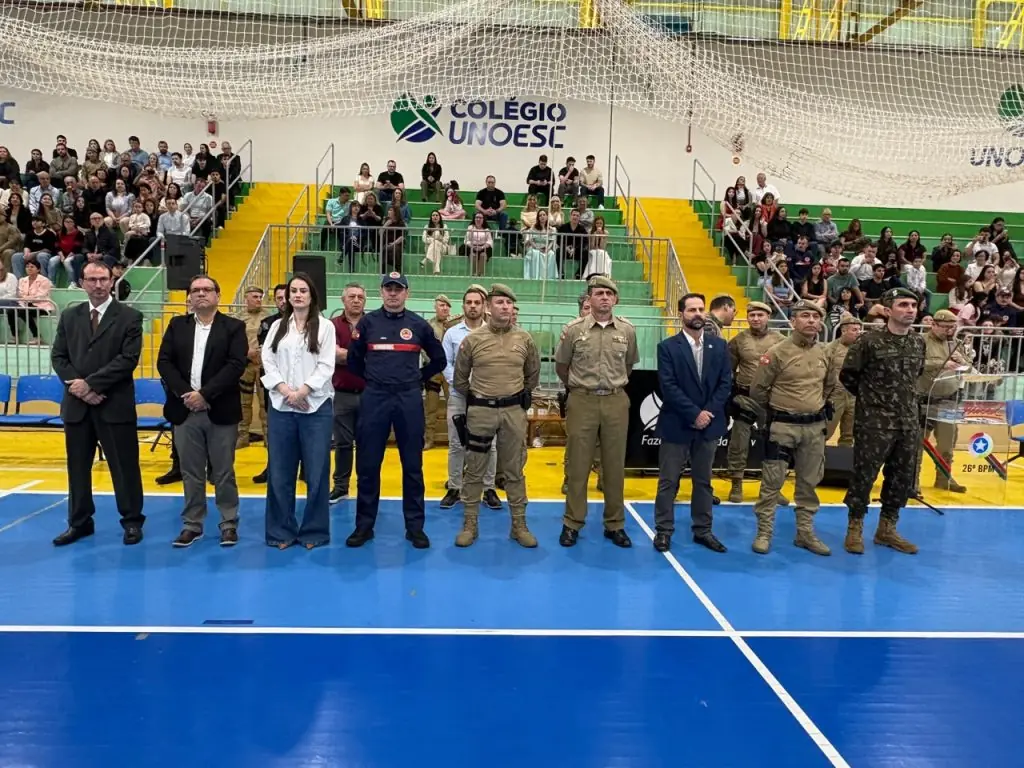 Autoridades e policiais militares reunidos na formatura dos soldados temporários do 26º BPM