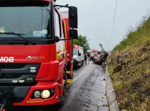Mulher de 27 anos fica ferida após carro colidir em caminhão e capotar na BR-282