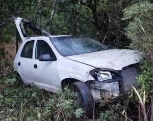 Jovem fica ferido após carro sair da pista, descer ribanceira e bater em árvore na BR-282