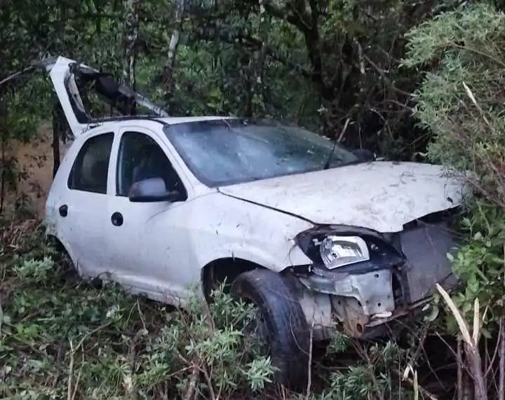 Jovem fica ferido após carro sair da pista, descer ribanceira e bater em árvore na BR-282