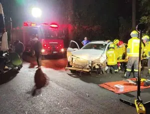 Motorista fica preso às ferragens após colisão entre carro e carreta na SC-453