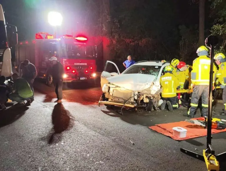 Motorista fica preso às ferragens após colisão entre carro e carreta na SC-453
