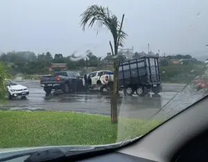 Caminhoneiro corta frente de veículo, causa grave acidente na BR-282 e foge do local