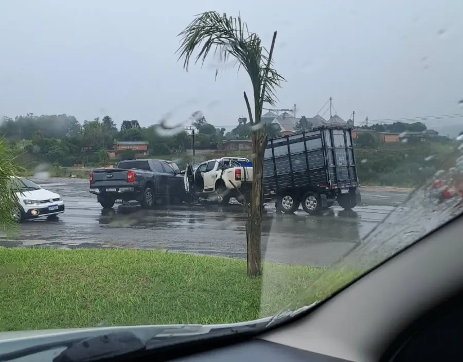 Caminhoneiro corta frente de veículo, causa grave acidente na BR-282 e foge do local