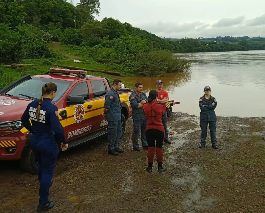 Bombeiros prosseguem pelo segundo dia buscas por criança em rio no Oeste de SC
