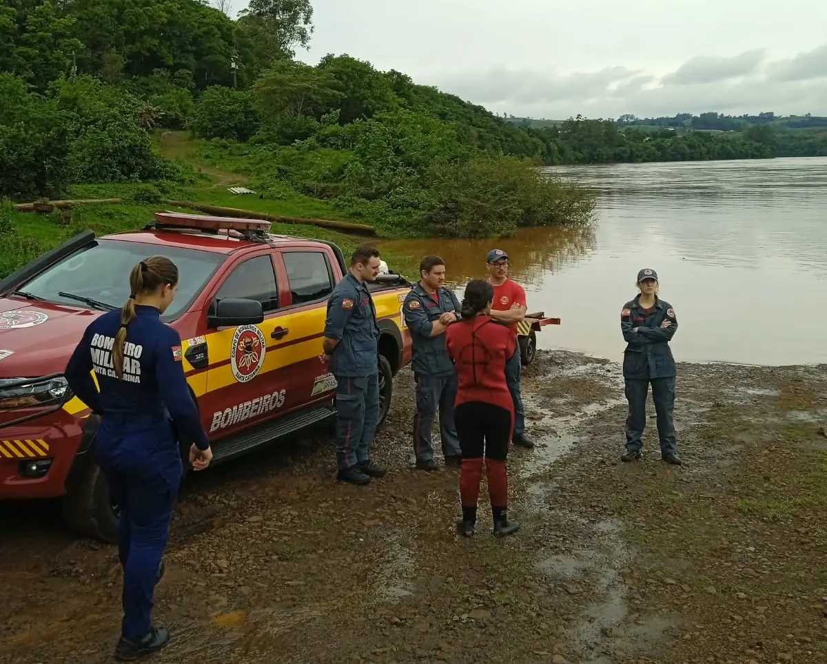 Bombeiros prosseguem pelo segundo dia buscas por criança em rio no Oeste de SC