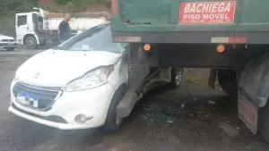 Motorista fica gravemente ferida após carro colidir na traseira de carreta estacionada na SC-108