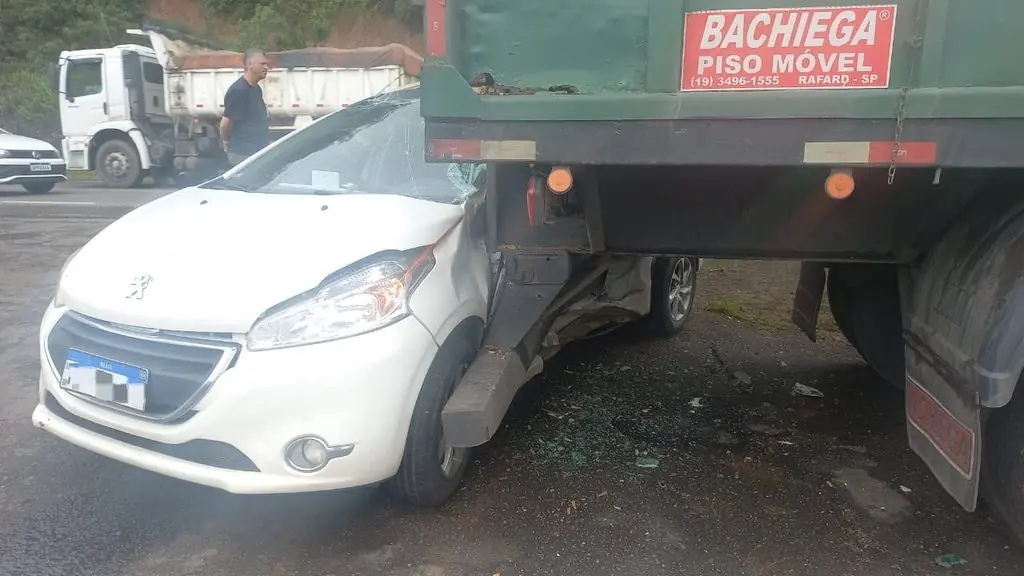 Motorista fica gravemente ferida após carro colidir na traseira de carreta estacionada na SC-108