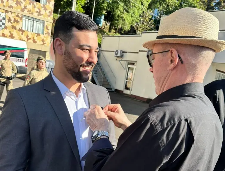 Vereador Jean Calza recebe medalha da Polícia Militar por investimentos na segurança pública de Joaçaba