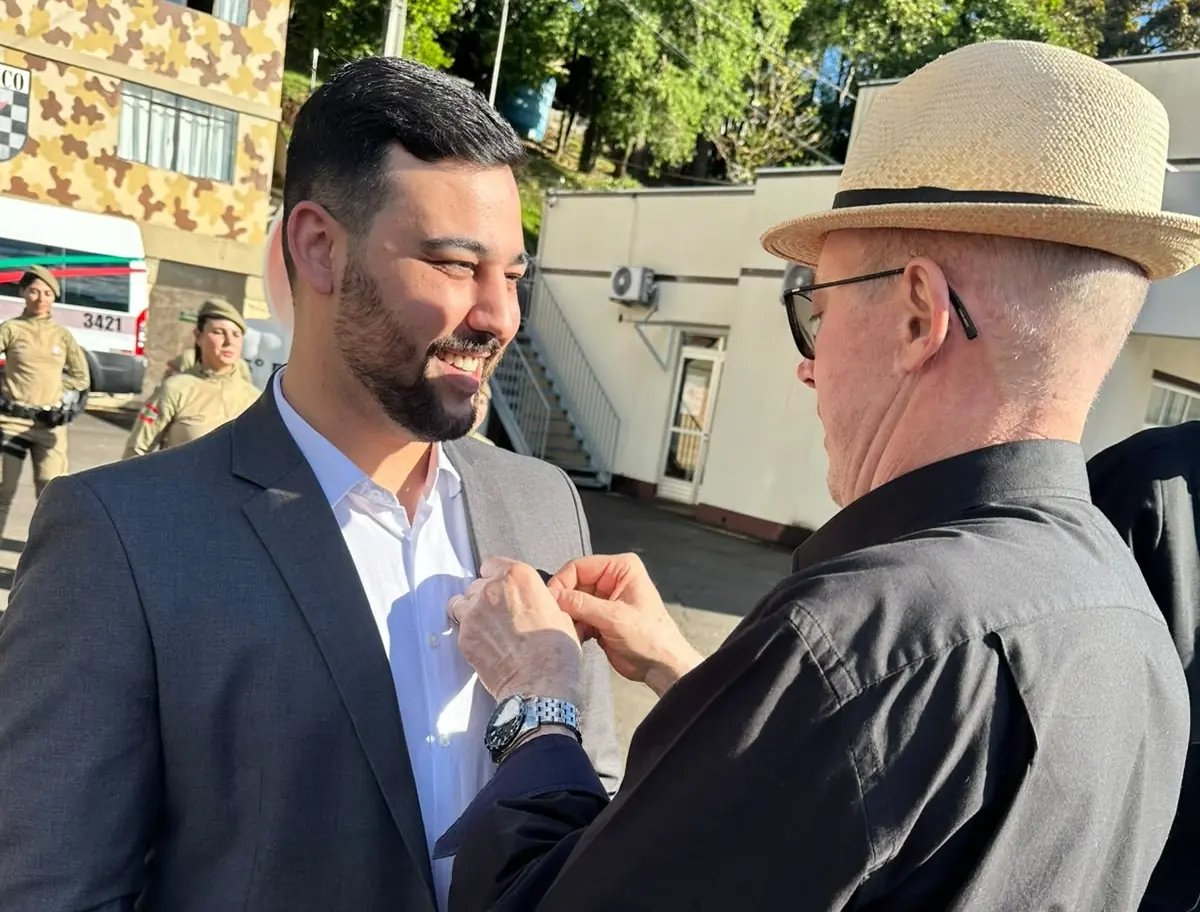 Vereador Jean Calza recebe medalha da Polícia Militar por investimentos na segurança pública de Joaçaba