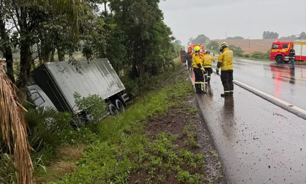 Caminhão do Exército Brasileiro sai da pista e tomba na BR-282 em Xanxerê