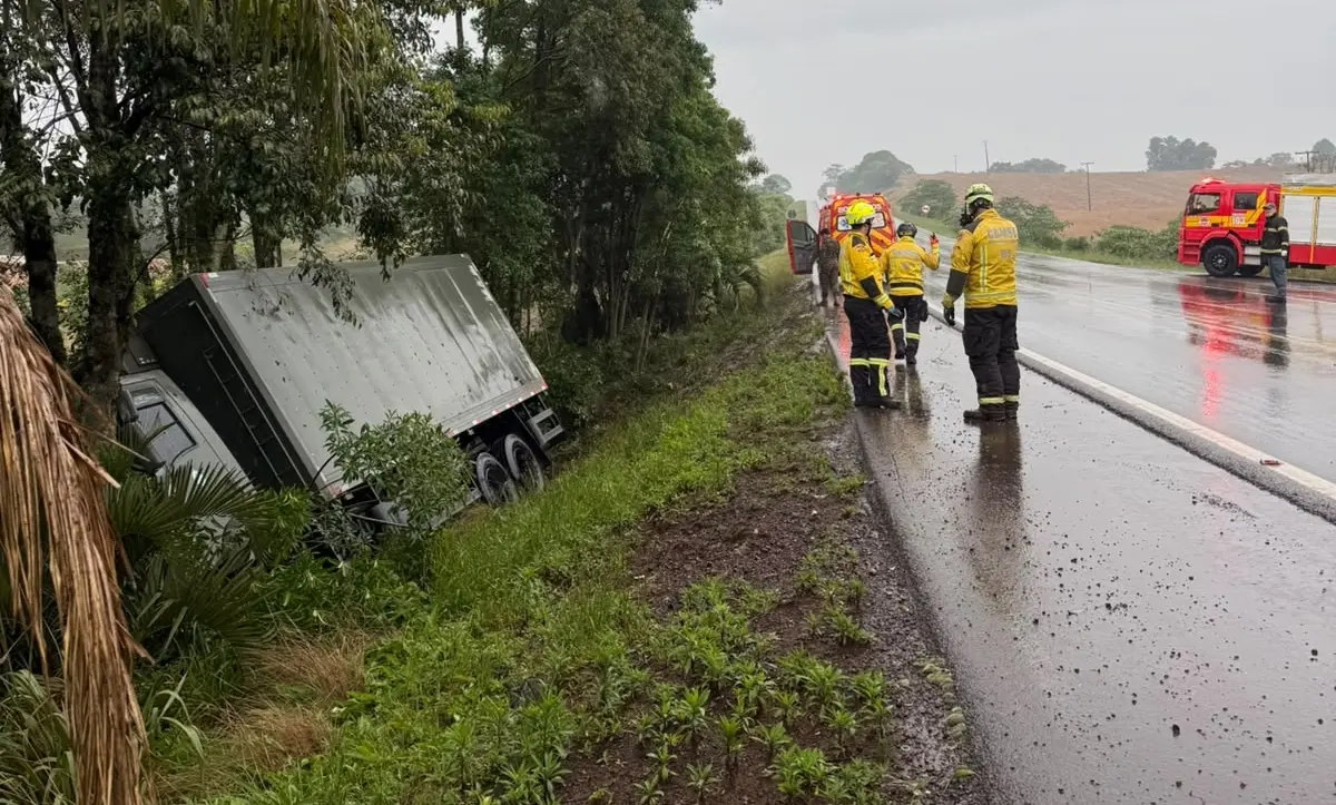 Caminhão do Exército Brasileiro sai da pista e tomba na BR-282 em Xanxerê
