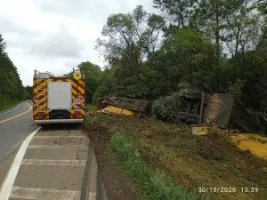 Carreta carregada com farelo de milho capota na BR-282 em Catanduvas