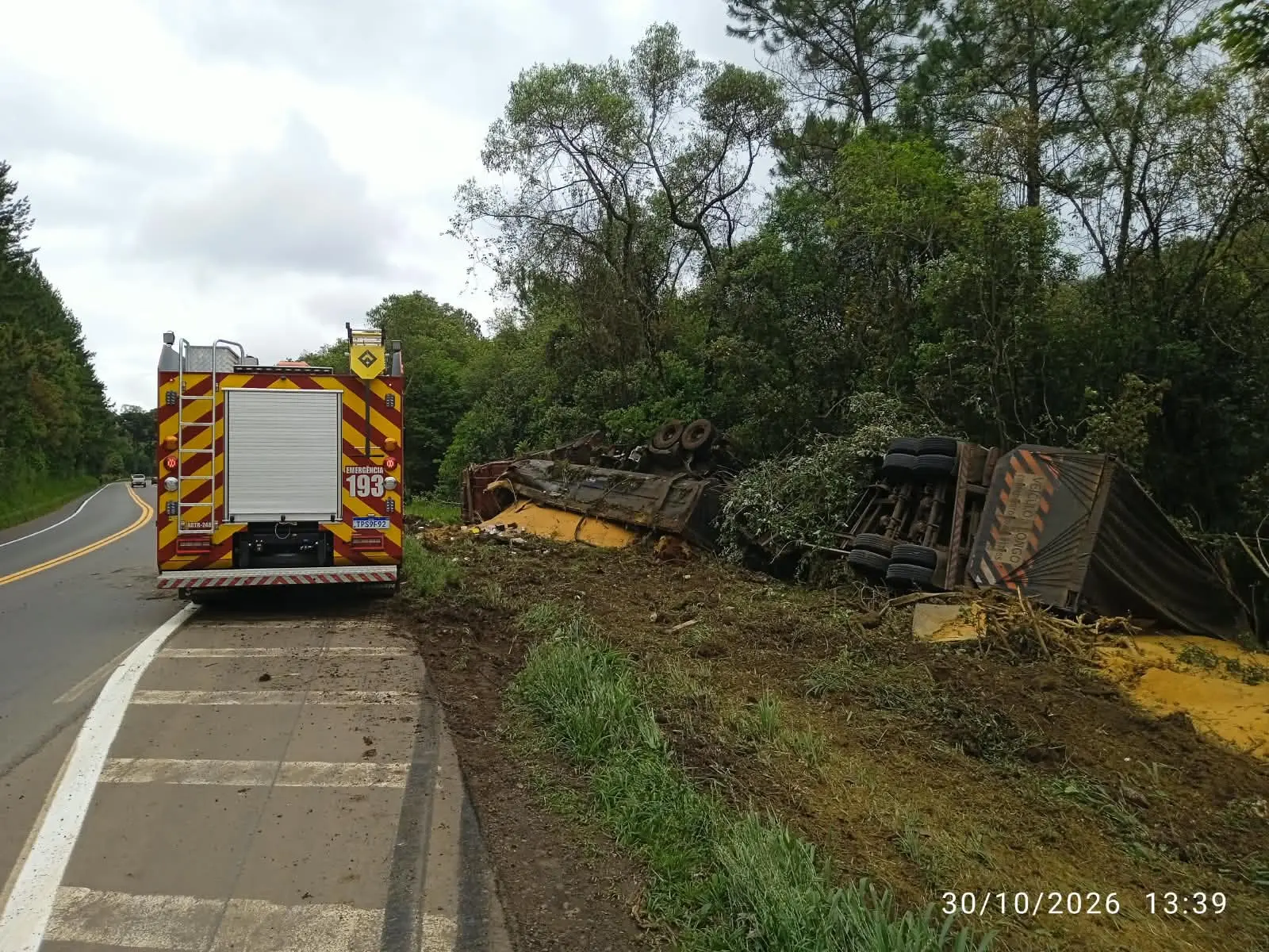 Carreta carregada com farelo de milho capota na BR-282 em Catanduvas