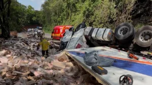 Motorista morre em grave tombamento de carreta na SC-283