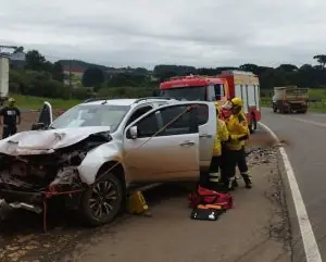 Colisão entre camionete e caminhão deixa homem ferido na BR-470, em Campos Novos