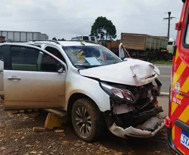 Camionete com a frente destruída após colisão com caminhão na BR-470, em Campos Novos