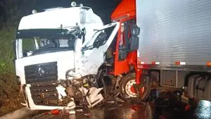Colisão frontal entre dois caminhões deixa motoristas feridos na BR-470