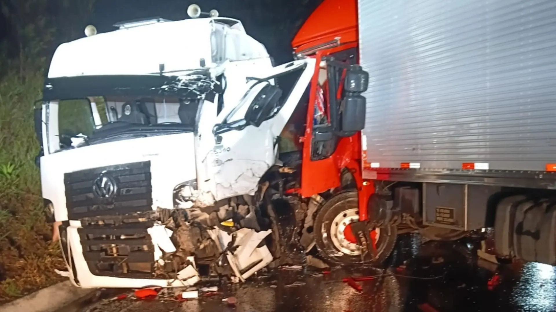 Colisão frontal entre dois caminhões deixa motoristas feridos na BR-470