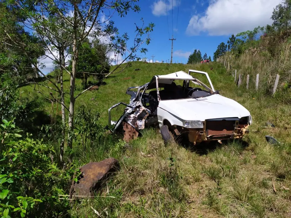 Homem é encontrado morto em açude após carro sair da pista e capotar em Água Doce
