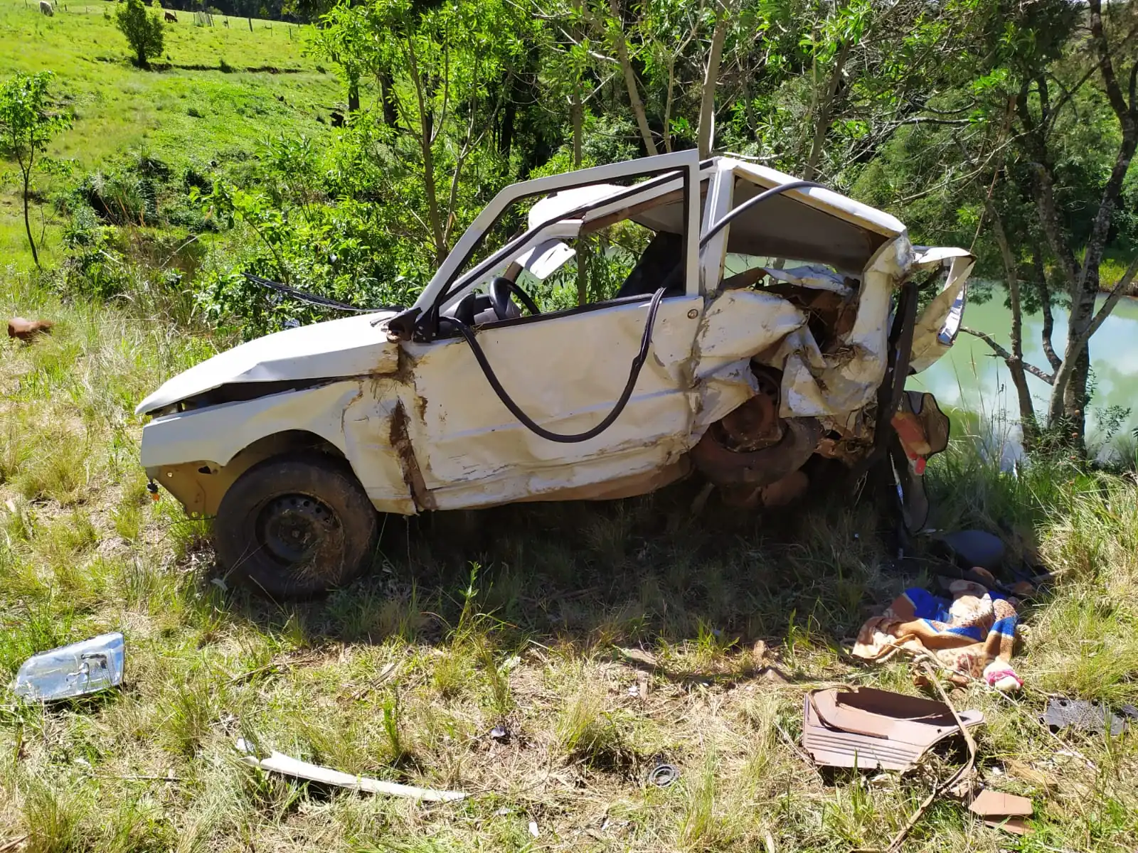 Veículo destruído após capotamento na SC-150, em Água Doce