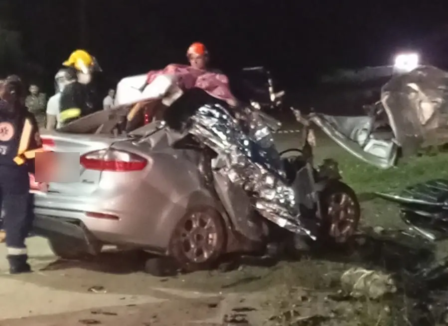Colisão frontal entre carro e caminhão deixa quatro mortos na BR-470, em Lontras