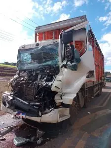 Motorista fica preso às ferragens após caminhão bater na traseira de carreta na SC-480, em Xanxerê