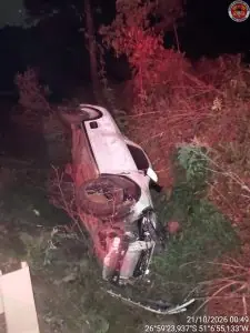 Carro sai da pista e capota na madrugada em Videira