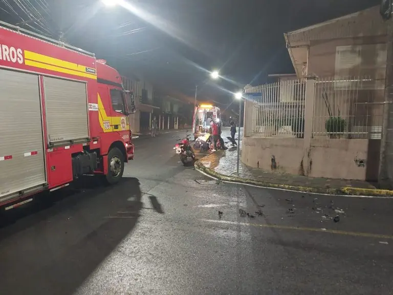 Jovem fica ferida após acidente entre carro e moto em Videira; condutor fugiu