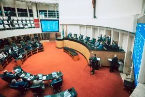 Alesc: veja os 40 candidatos mais votados com 55% das urnas apuradas em SC