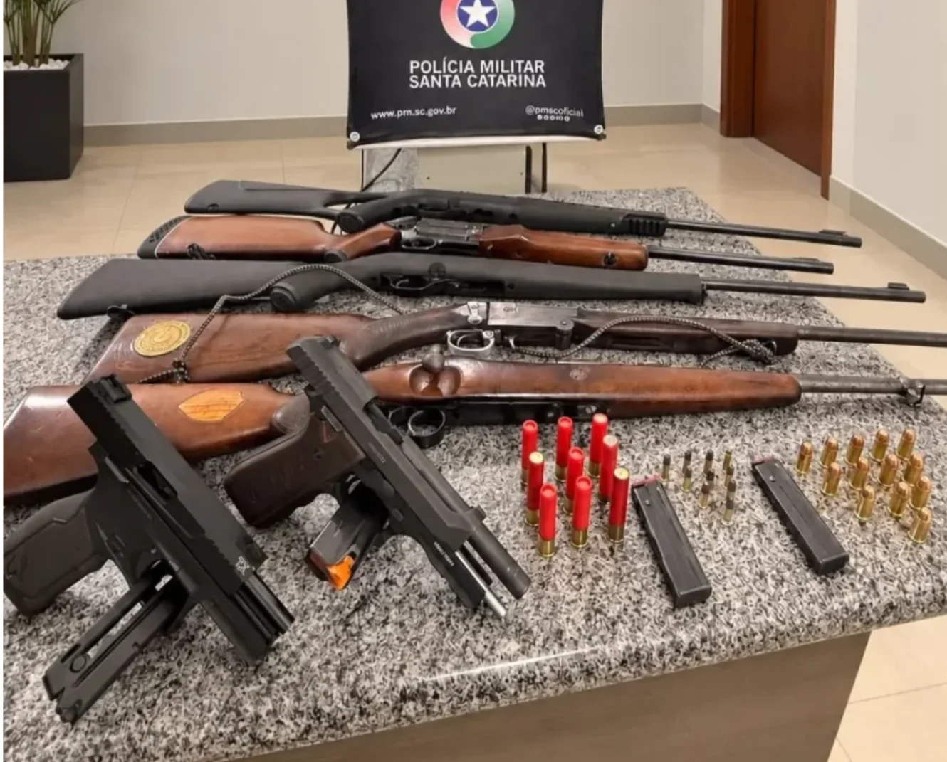 Denúncia de rojões termina com homem preso e sete armas apreendidas em Campos Novos