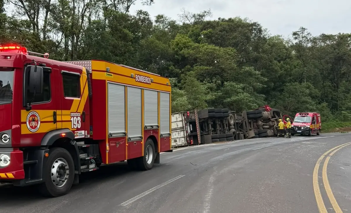 Bombeiros e carreta tombada na pista da BR-282, em Vargem Bonita