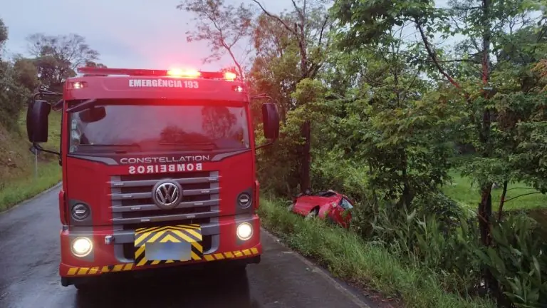 Motorista fica ferido ao bater carro em árvore após sair da pista em Alto Alegre, em Capinzal