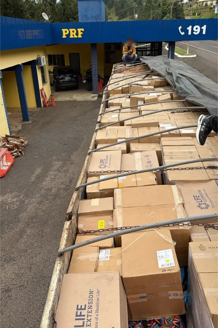 Carreta carregada de caixas de suplementos e cosméticos apreendida pela PRF na unidade operacional de Concórdia