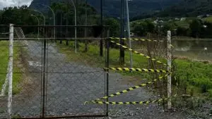 Três crianças sofrem choque elétrico enquanto jogavam futebol