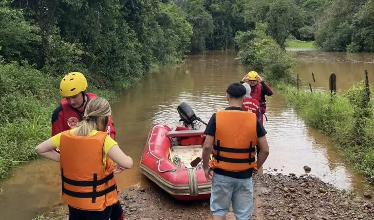 Chuva alaga estradas no Oeste e bombeiros levam moradores ilhados de bote para votar em Águas de Chapecó