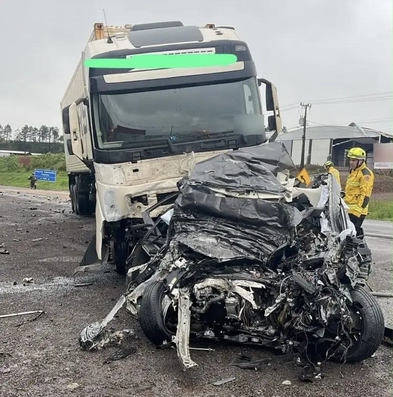 Motorista morre em colisão frontal entre carro e caminhão na BR-282, em Xanxerê