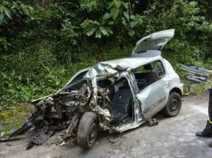 Mulher morre em colisão frontal entre carro e caminhão na SC-157, em Cordilheira Alta
