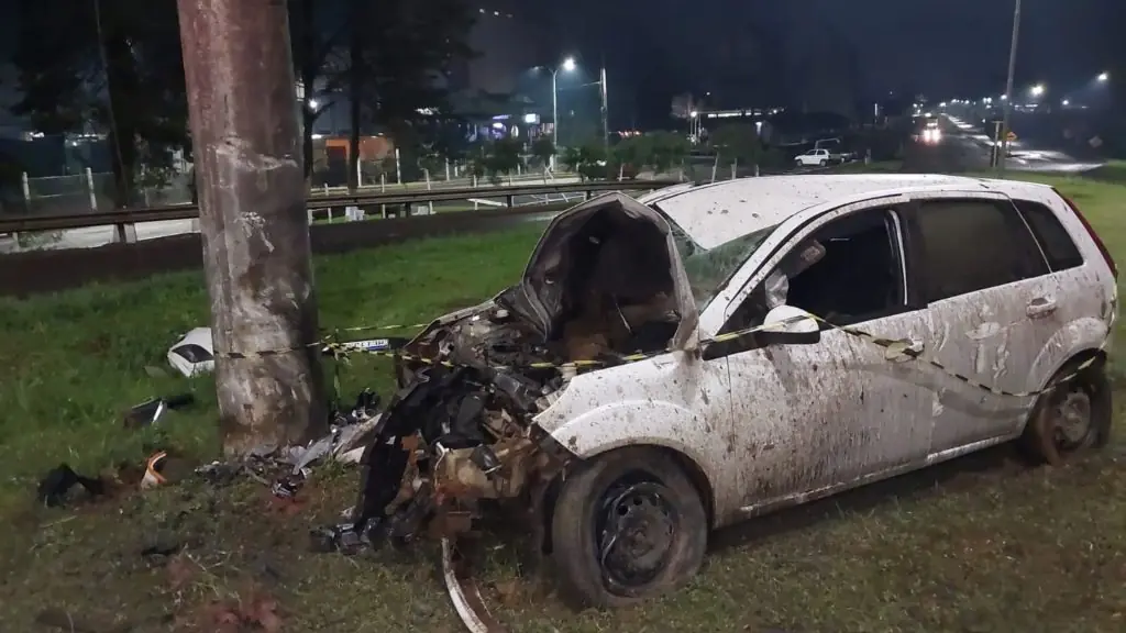 Motorista fica ferido após carro bater contra poste em rotatória de Videira