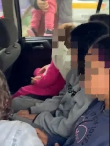 Onze pessoas são flagradas dentro de Corsa em SC; três crianças estavam no porta-malas