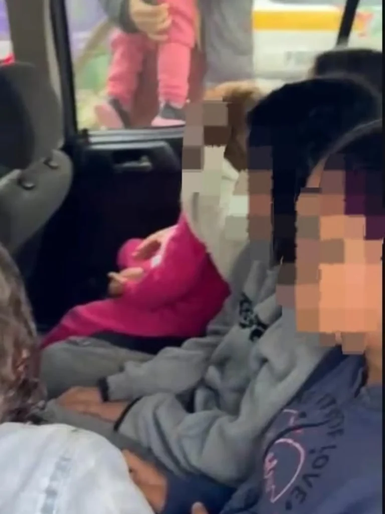 Onze pessoas são flagradas dentro de Corsa em SC; três crianças estavam no porta-malas
