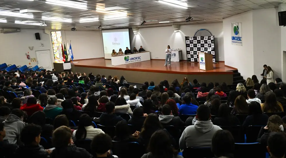 Auditório Afonso Dresch lotado durante a final do Oratória nas Escolas 2026, na Unoesc Joaçaba