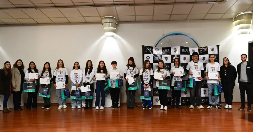 Estudantes participantes da etapa local do Oratória nas Escolas 2026 reunidos no palco com certificados